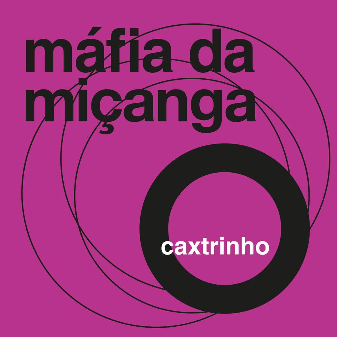 revistaprosaversoearte.com - Projeto ‘MPB Ano Zero’ lança 6º single 'Máfia da Miçanga’ | Caxtrinho