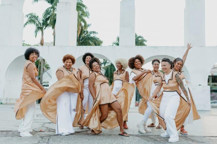 Jazz das Minas e Ifatókí Maíra Freitas levam o show “Ayé Òrun” ao Manouche