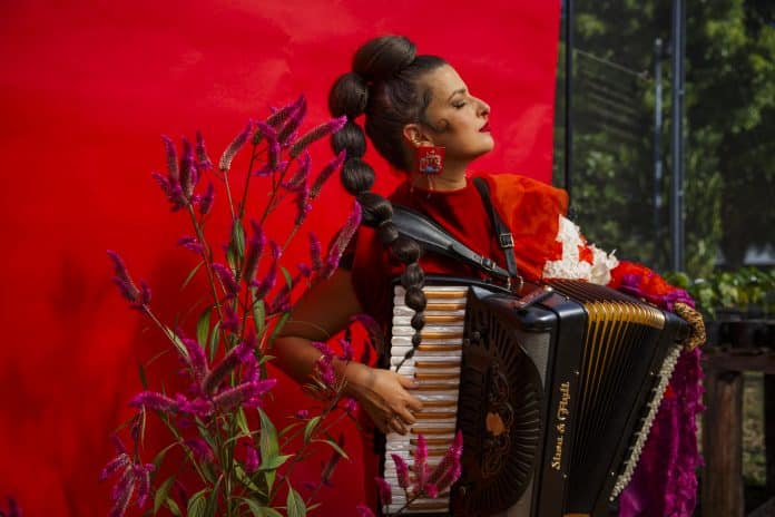 Lívia Mattos lança single ‘Ndoukahakro’, com participação da senegalesa Senny Camara