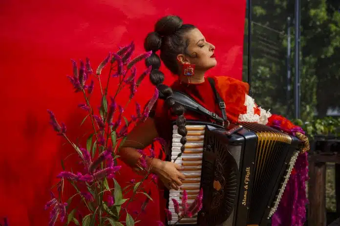 Lívia Mattos lança single ‘Ndoukahakro’, com participação da senegalesa Senny Camara
