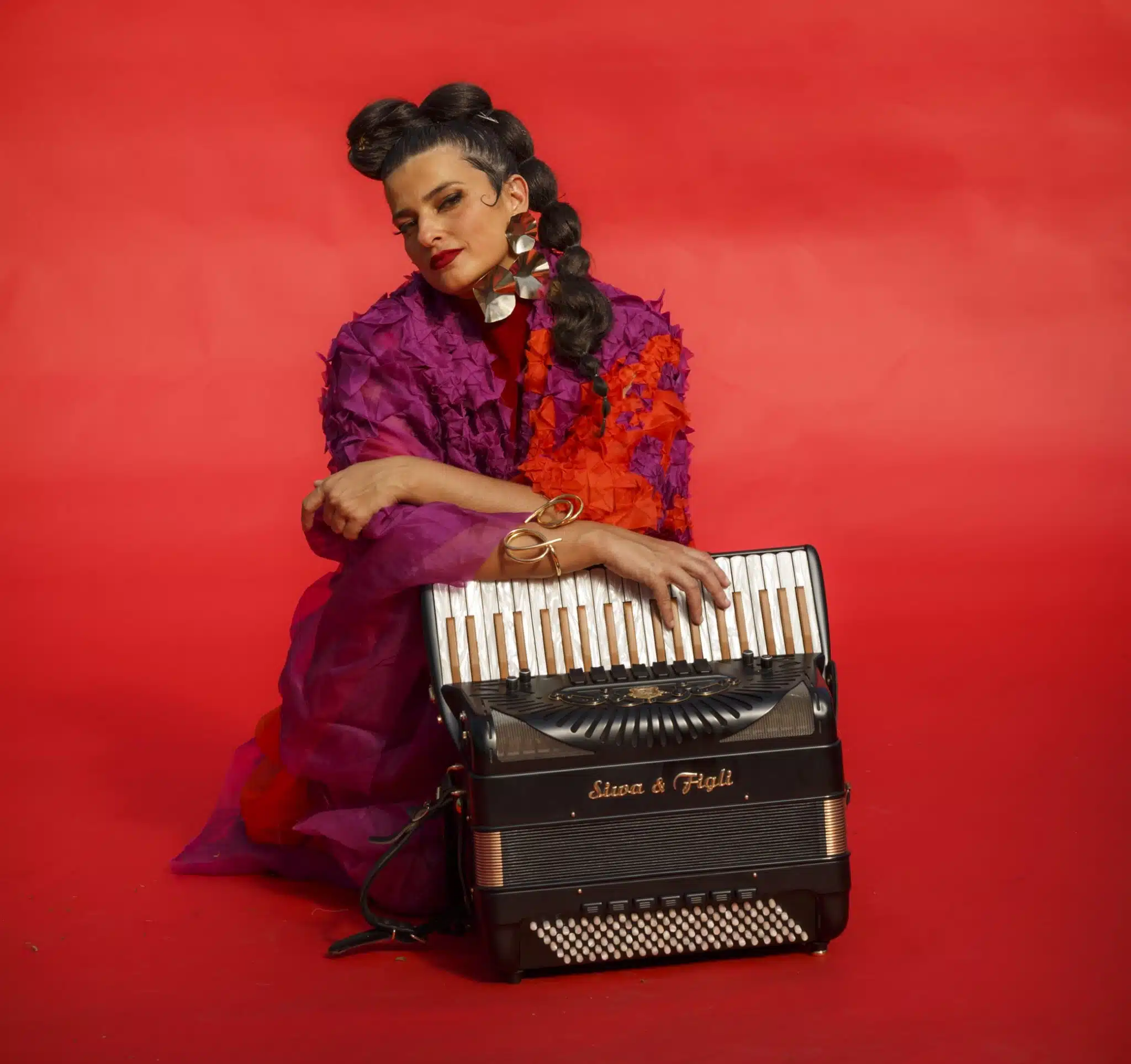 revistaprosaversoearte.com - Lívia Mattos lança single 'Ndoukahakro', com participação da senegalesa Senny Camara