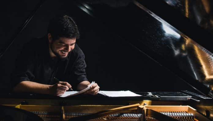A nova música clássica para piano com Luiz de Simone no Espaço Guiomar Novaes
