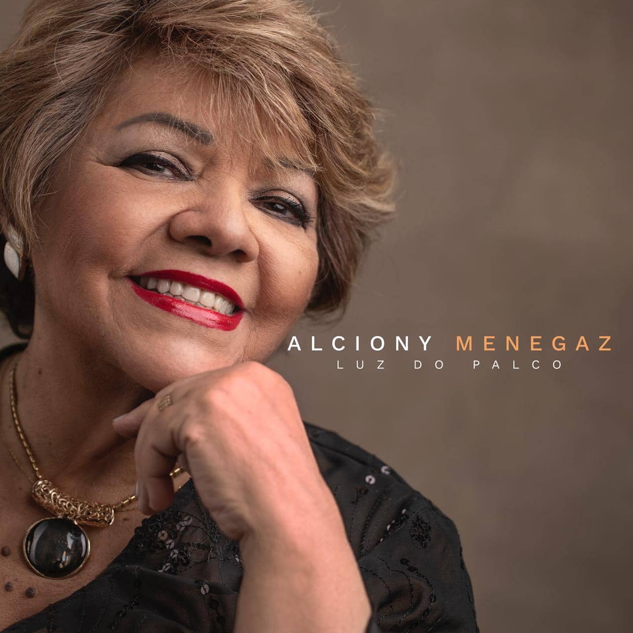 Alciony Menegaz lança álbum 'Luz do Palco' revistaprosaversoearte.com - Alciony Menegaz lança álbum 'Luz do Palco'
