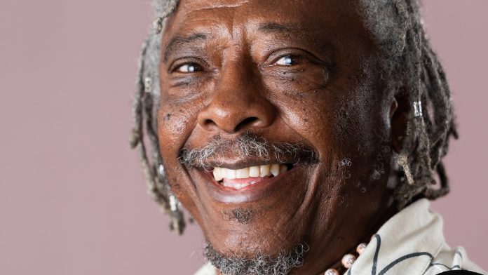 Maurício Tizumba apresenta o show “Caixeiros do Rosário” em Divinópolis, abrindo circulação pelo interior