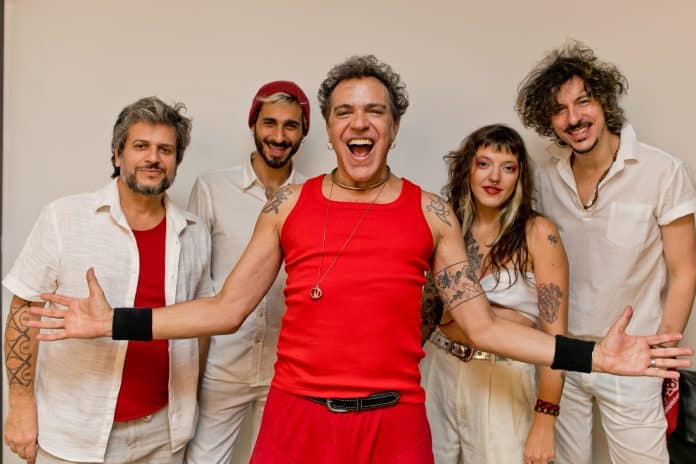 Projeto Fim de Tarde | Paulinho Moska se apresenta no palco do Teatro do João Caetano
