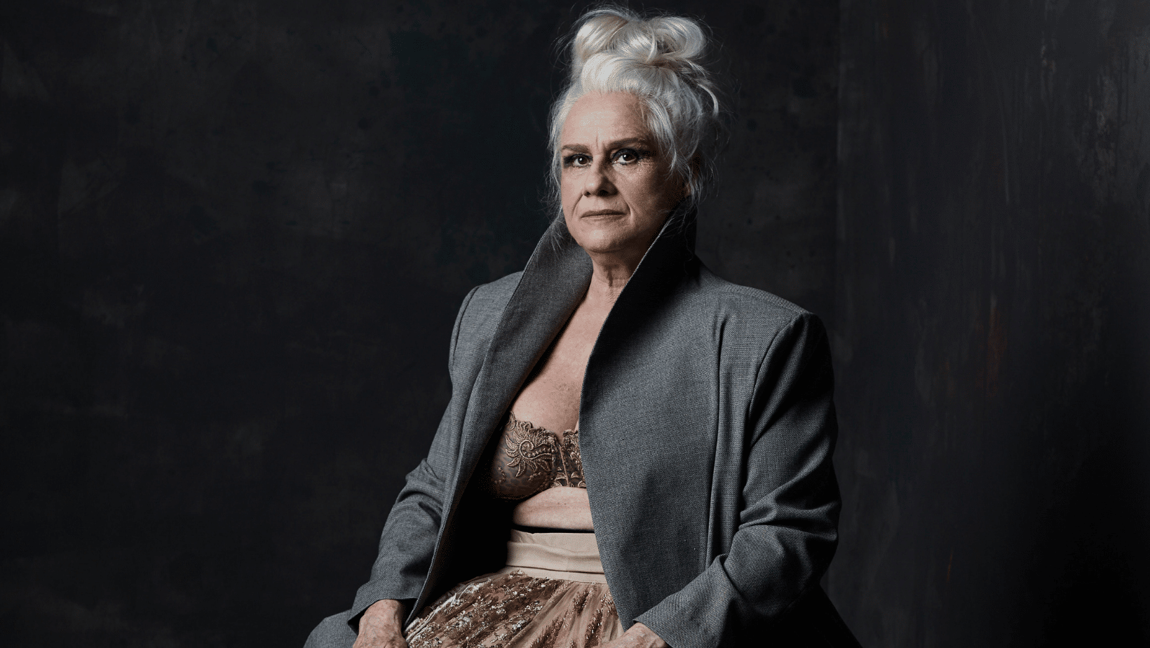 Estrelado por Vera Holtz, Ficções, chega ao Teatro Adolpho Bloch para curta temporada revistaprosaversoearte.com - Estrelado por Vera Holtz, Ficções, chega ao Teatro Adolpho Bloch para curta temporada