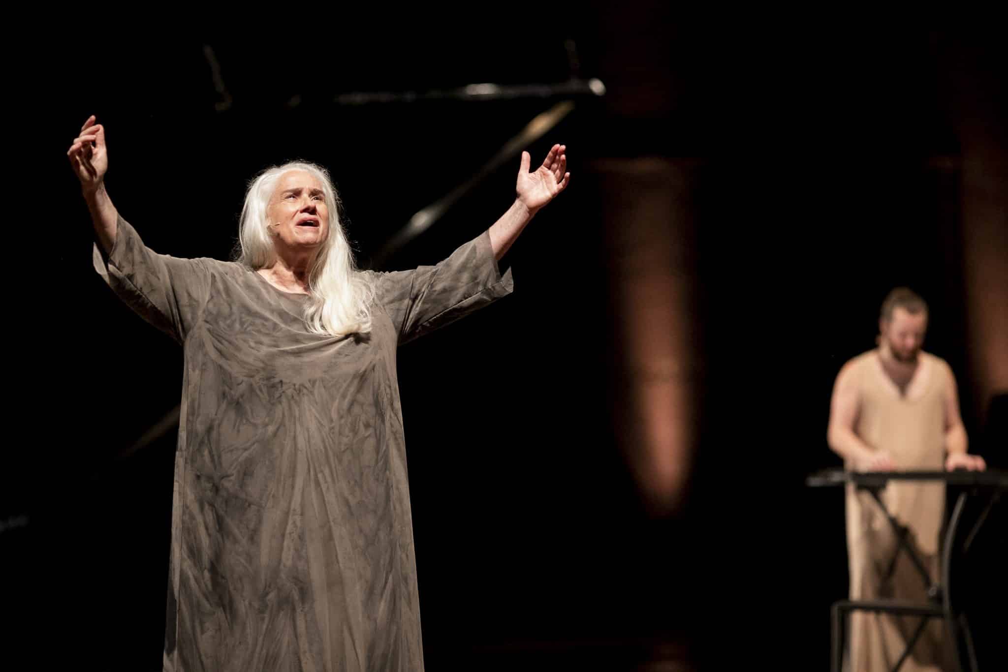 Estrelado por Vera Holtz, Ficções, chega ao Teatro Adolpho Bloch para curta temporada revistaprosaversoearte.com - Estrelado por Vera Holtz, Ficções, chega ao Teatro Adolpho Bloch para curta temporada