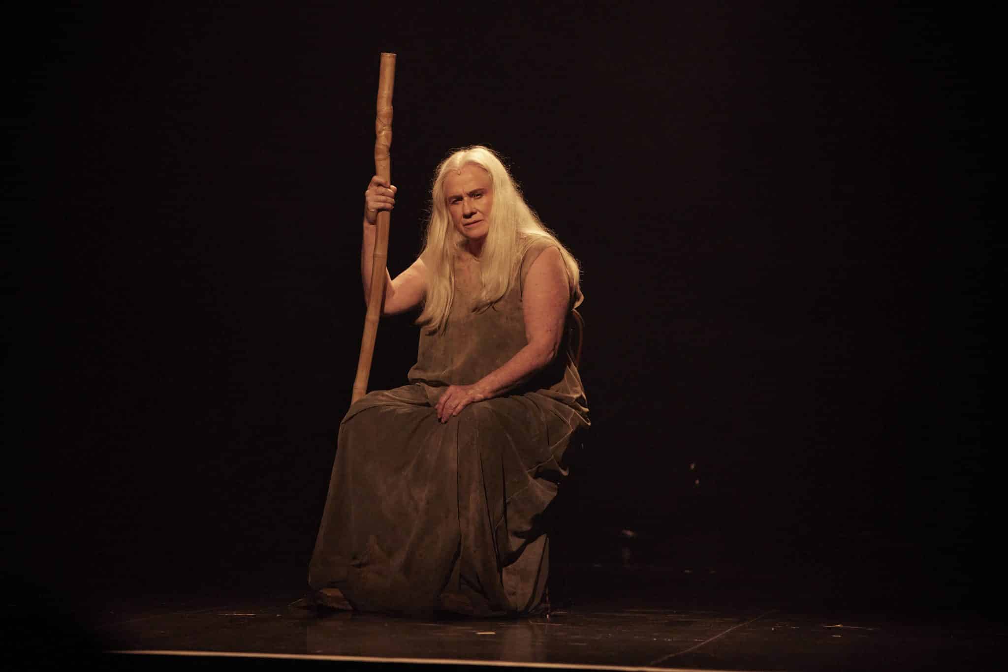 Estrelado por Vera Holtz, Ficções, chega ao Teatro Adolpho Bloch para curta temporada revistaprosaversoearte.com - Estrelado por Vera Holtz, Ficções, chega ao Teatro Adolpho Bloch para curta temporada