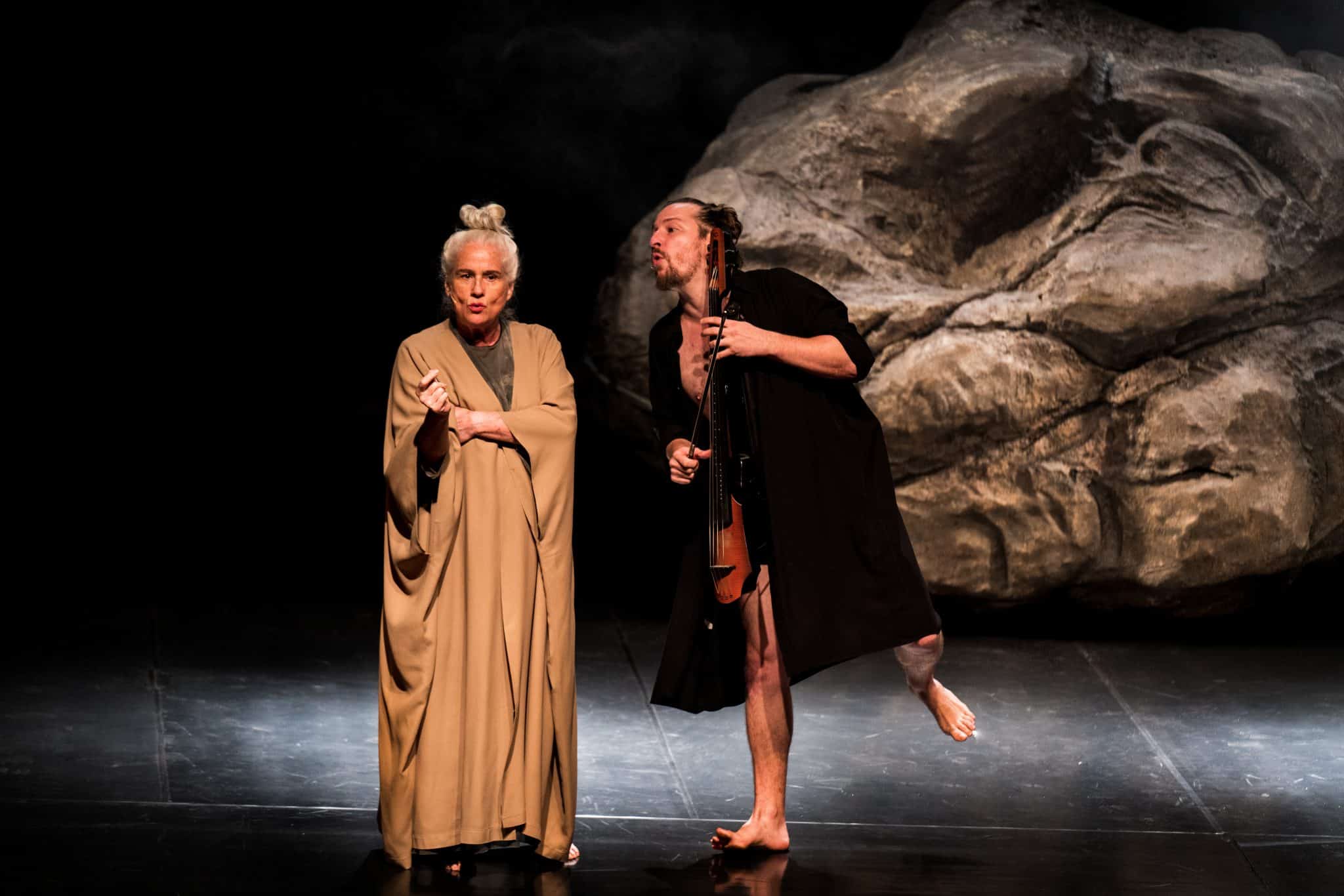 Estrelado por Vera Holtz, Ficções, chega ao Teatro Adolpho Bloch para curta temporada revistaprosaversoearte.com - Estrelado por Vera Holtz, Ficções, chega ao Teatro Adolpho Bloch para curta temporada