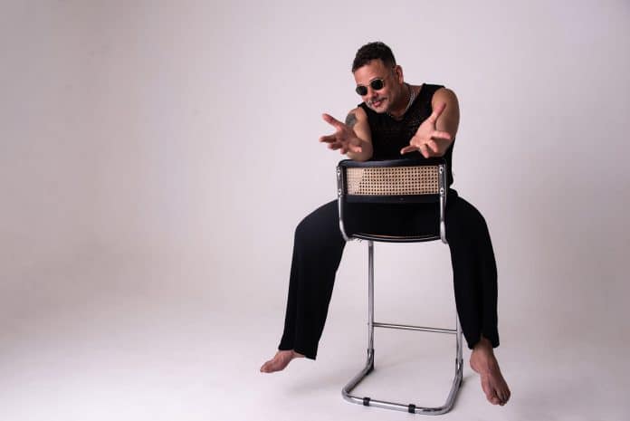 Moyseis Marques canta Chico Buarque no Vinicius Show de Ipanema