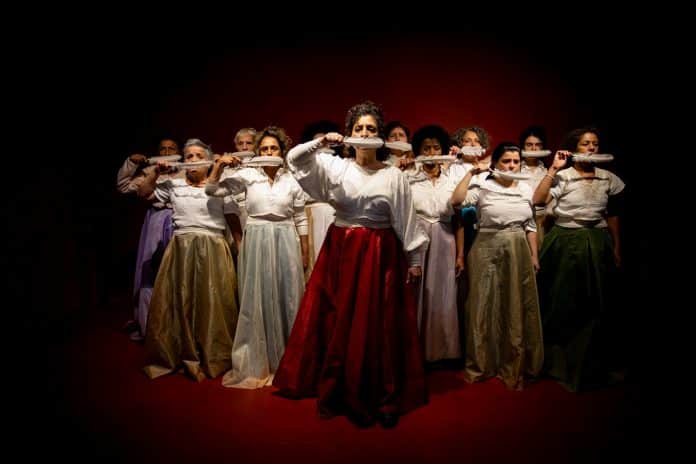 Espetáculo ‘Carta à Rainha Louca’ estreia temporada no teatro do Sesc Bom Retiro