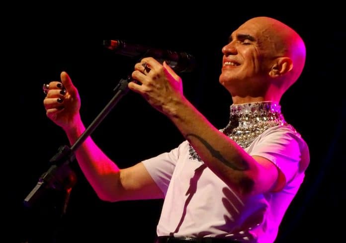 Edson Cordeiro canta Zeca Baleiro no Projeto Seis e Meia