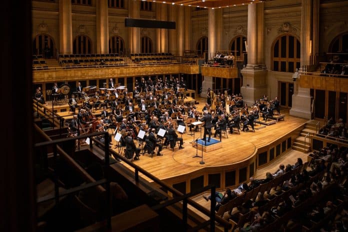 Sob regência de Thierry Fischer, Osesp toca obras de Debussy e Tchaikovsky