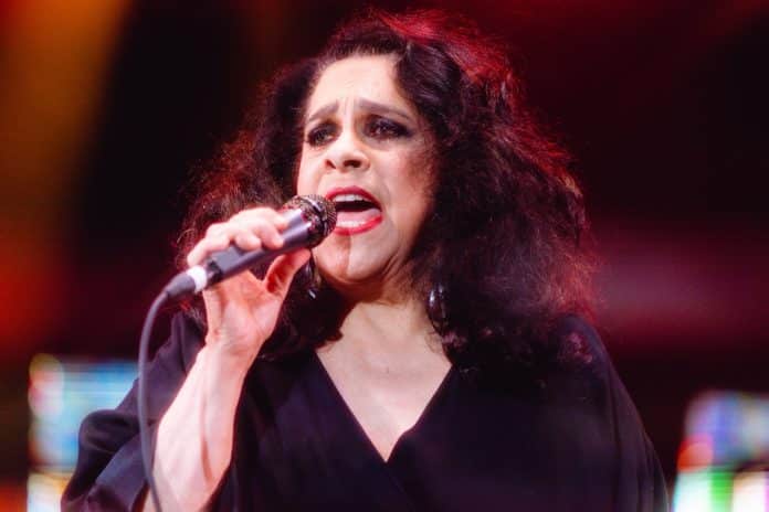 Single triplo de Gal Costa, extraídos do último show da cantora, chega às plataformas