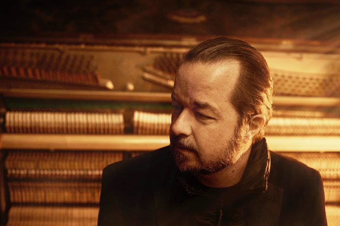 Corciolli lança álbum ‘Abstracta’ – celebrando 32 anos de carreira musical