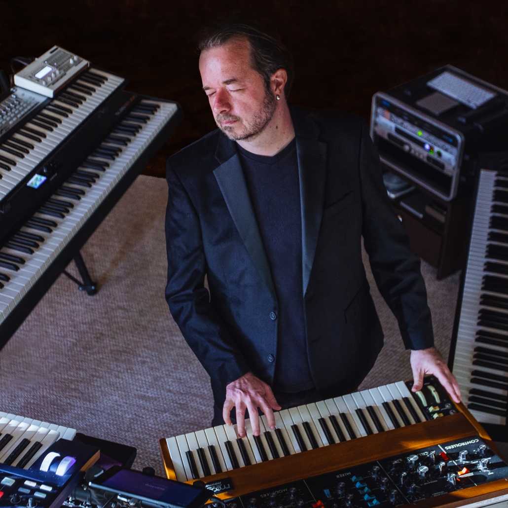 revistaprosaversoearte.com - Corciolli lan&ccedil;a &aacute;lbum 'Abstracta' - celebrando 32 anos de carreira musical