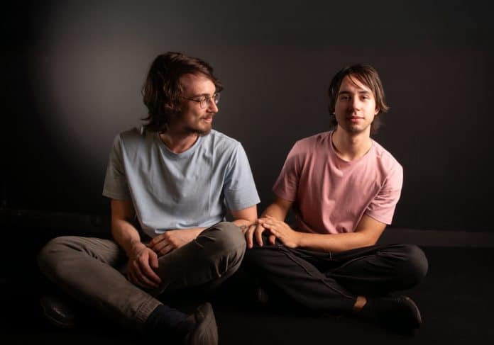 Duo Rafael Beck e Felipe Montanaro realiza bate-papo e show no Sesc Pinheiros