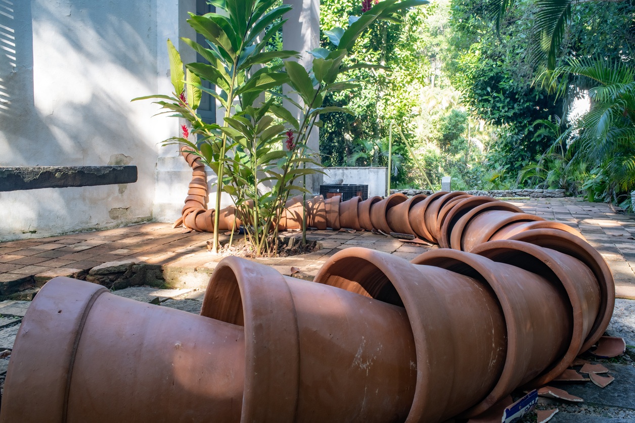 revistaprosaversoearte.com - Em Cartaz | &Uacute;ltimos dias para ver a exposi&ccedil;&atilde;o 'elataquidentro' no Solar Grandjean de Montigny /PUC -Rio