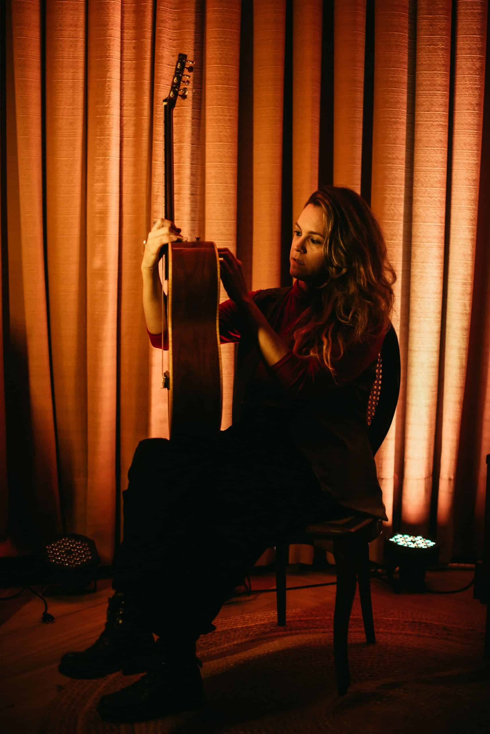 Jacque Falcheti lança álbum 'Crua - ao Vivo' revistaprosaversoearte.com - Jacque Falcheti lança álbum 'Crua - ao Vivo'