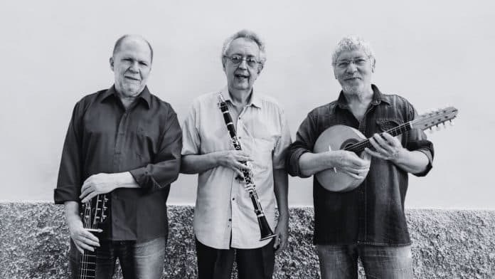 O Trio – Maurício Carrilho, Paulo Sérgio Santos e Pedro Amorim se apresenta em Saraus da Carioca