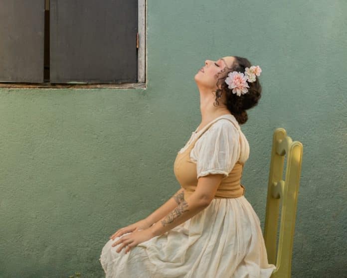 Natália Xavier lança single ‘Relampejo’, maracatu que ecoa coragem e movimento