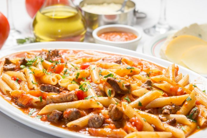 Penne à Célia Barth com Iscas de Filé Mignon e Creme de Queijos, por Paulo Baía