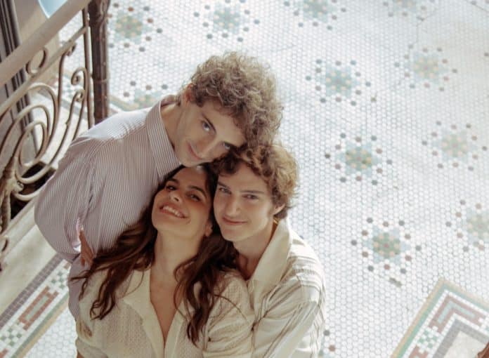 Trio Refúgio dos Amores Improváveis lança single ‘Uma Vida É Pouco’