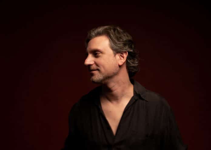 Téo Ruiz lança seu primeiro álbum solo em show intimista no Blue Note SP