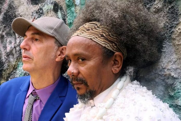Chico César e Zeca Baleiro no palco do Tokio Marine Hall em São Paulo