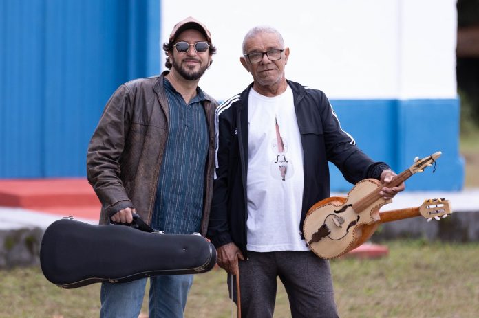 Zé Pereira e Felipe Gomide lançam álbum ‘Entre Arcos’