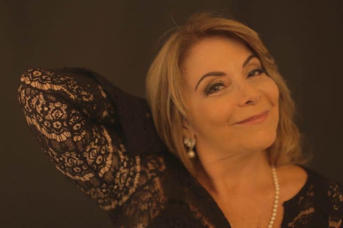 Christina Paz lança álbum ‘Amigos para Sempre’