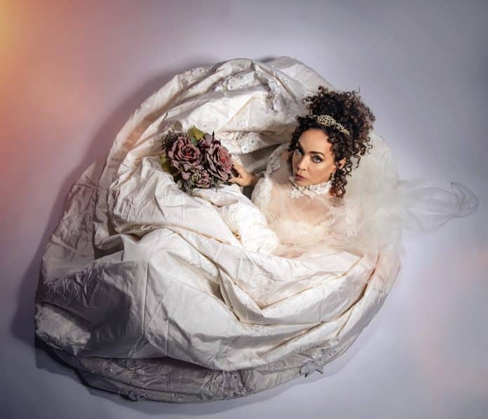 Laila Garin estreia a comédia ‘Músicas que fiz em seu nome’ no Teatro Adolpho Bloch