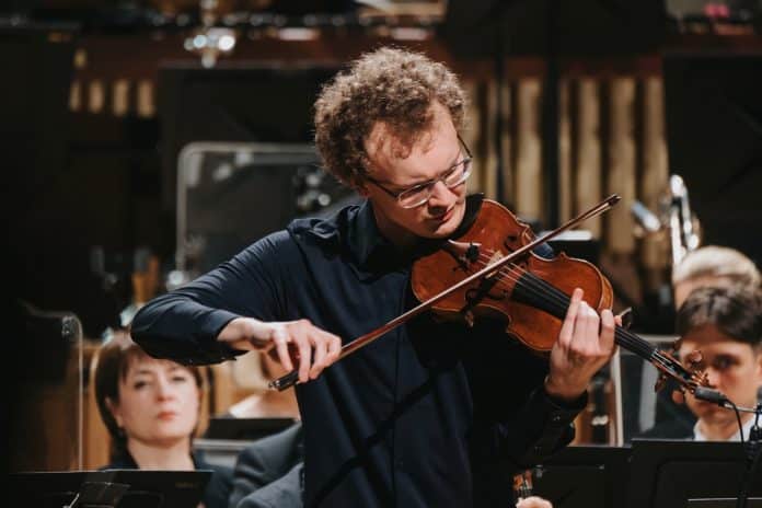 Violinista Dmytro Udovychenko, vencedor da Queen Elisabeth Competition 2024, se apresenta na Sala Cecilia Meireles