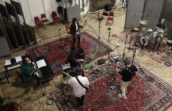 Quinteto de ases do pop rock lança álbum ‘Zamba’, gravado estúdio Abbey Road, em Londres