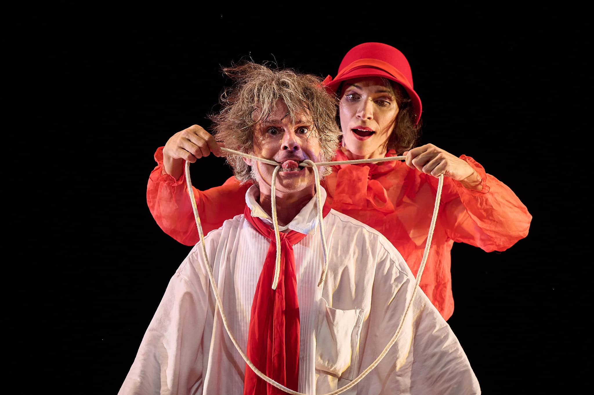 revistaprosaversoearte.com - Cia LaClass Exc&ecirc;ntricos usa habilidades do circo para contar hist&oacute;ria po&eacute;tica no Teatro Paulo Eir&oacute;