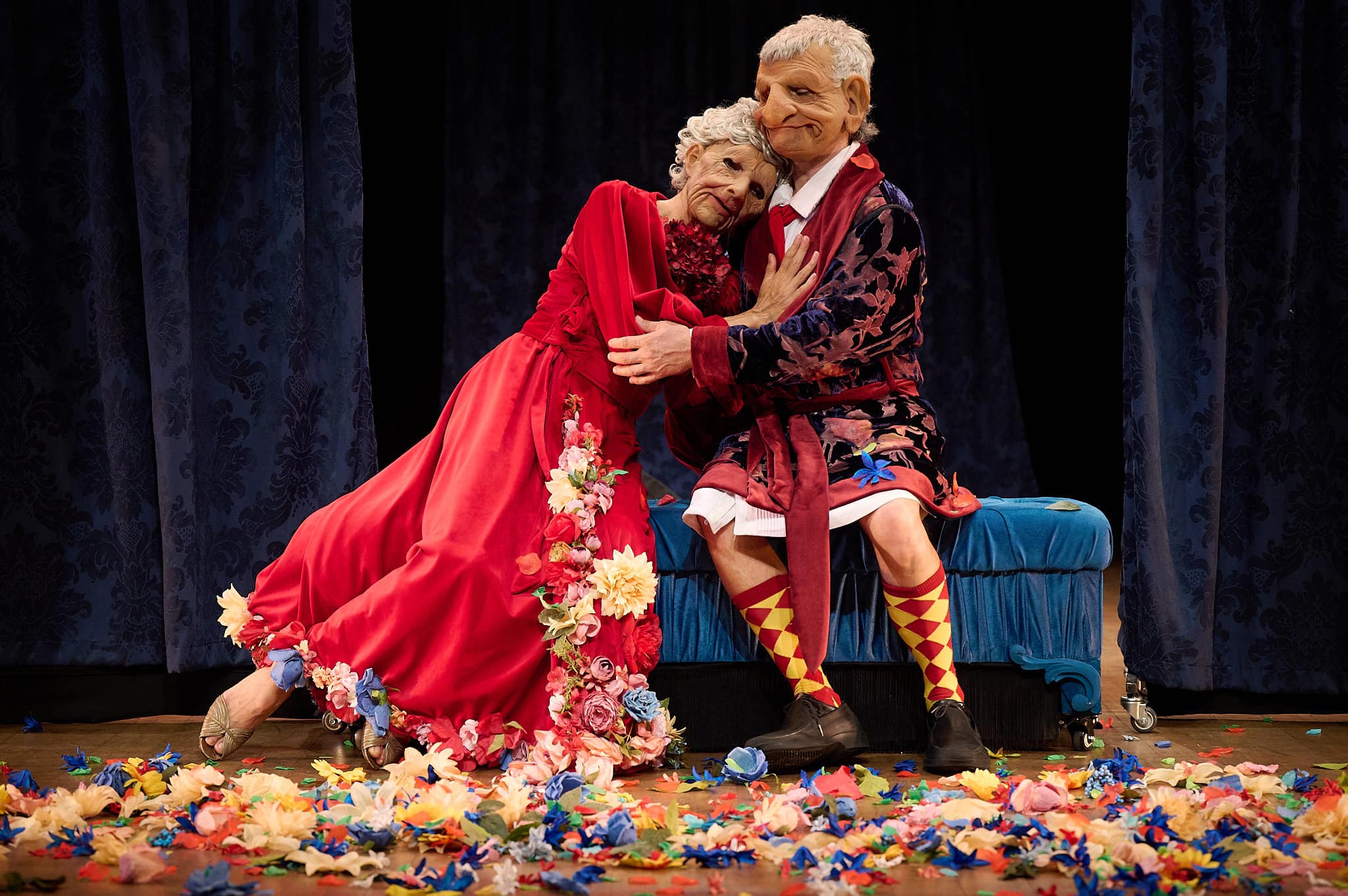 revistaprosaversoearte.com - Cia LaClass Exc&ecirc;ntricos usa habilidades do circo para contar hist&oacute;ria po&eacute;tica no Teatro Paulo Eir&oacute;