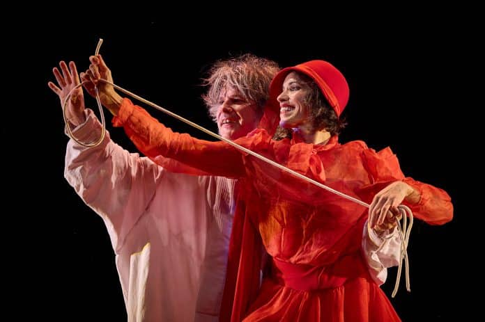 Cia LaClass Excêntricos usa habilidades do circo para contar história poética no Teatro Paulo Eiró
