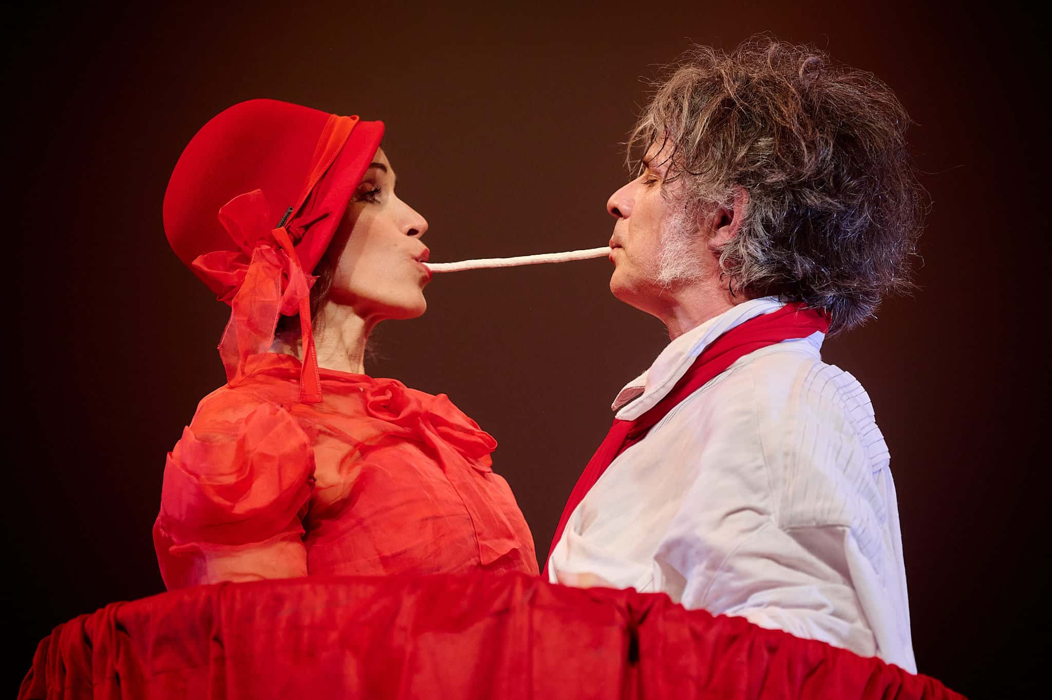 revistaprosaversoearte.com - Cia LaClass Exc&ecirc;ntricos usa habilidades do circo para contar hist&oacute;ria po&eacute;tica no Teatro Paulo Eir&oacute;