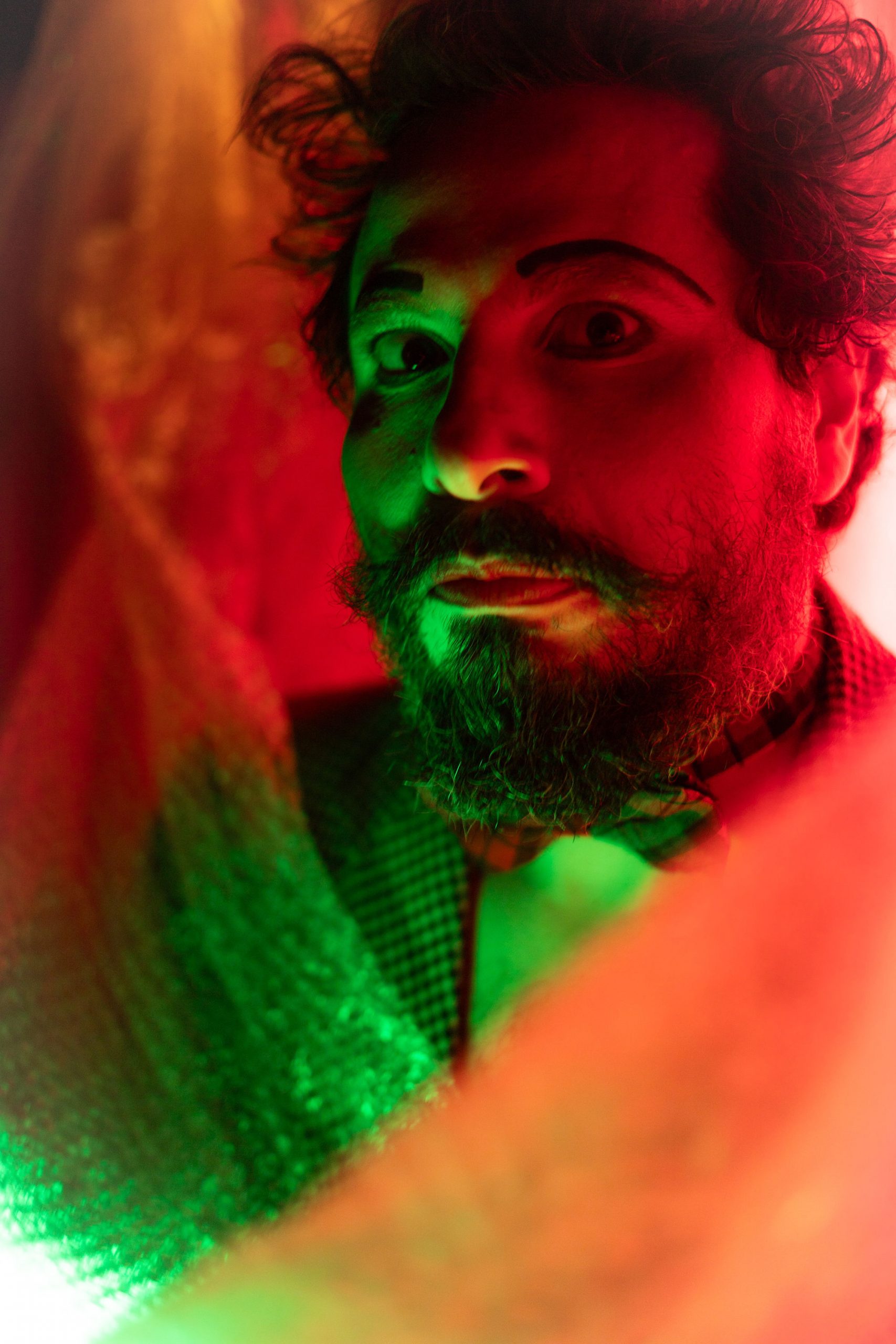 revistaprosaversoearte.com - Teatro Man&aacute;s | Orbivagante estreia &ldquo;LoKona&rdquo;, farsa inspirada em Elogio da Loucura