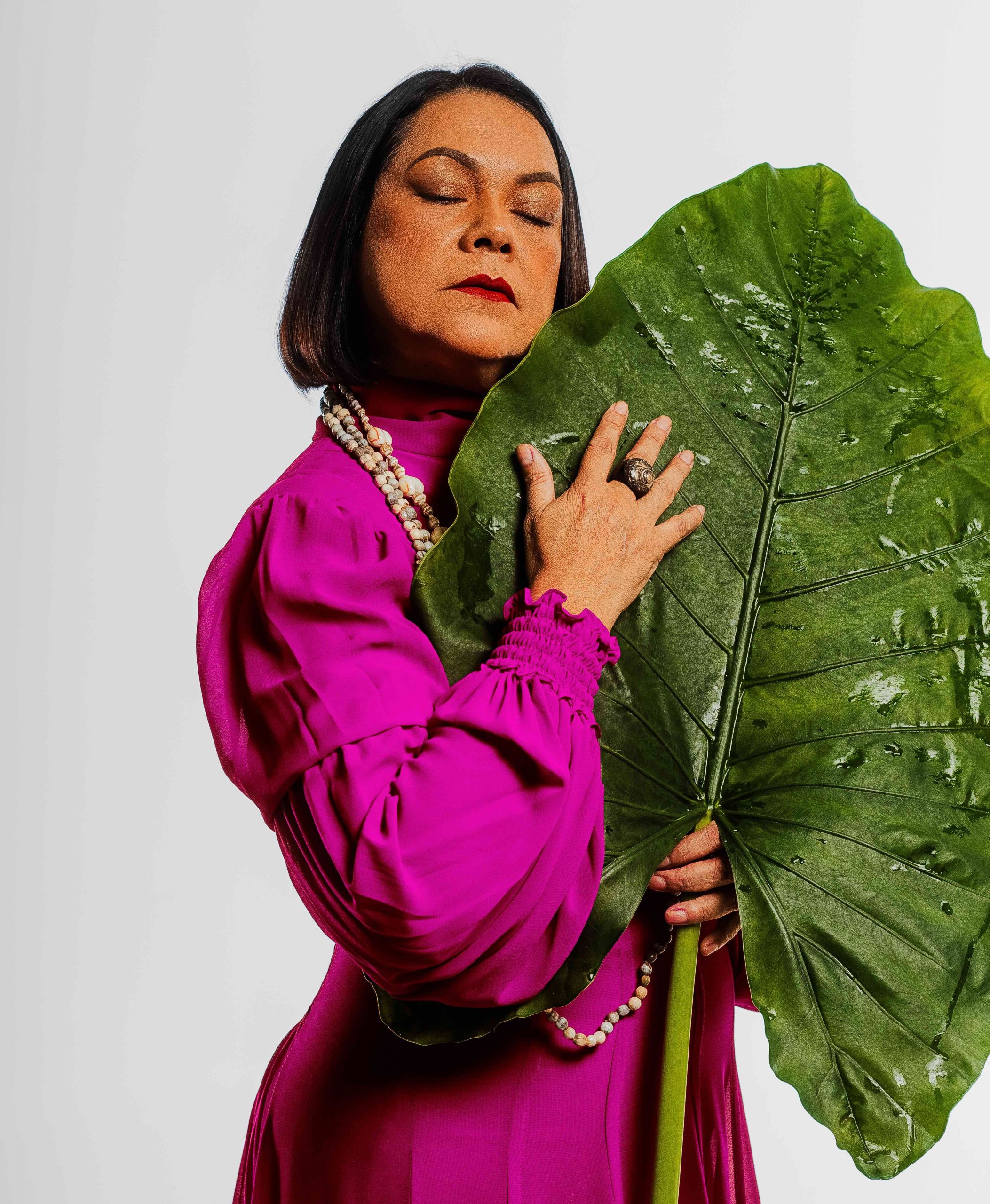 revistaprosaversoearte.com - Cantora Patr&iacute;cia Bastos participa da grava&ccedil;&atilde;o e do processo criativo do samba-enredo da Mangueira 2026, que homenageia o Amap&aacute; e o Mestre Sacaca