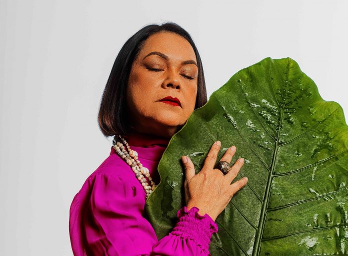 Cantora Patrícia Bastos participa da gravação e do processo criativo do samba-enredo da Mangueira 2026, que homenageia o Amapá e o Mestre Sacaca