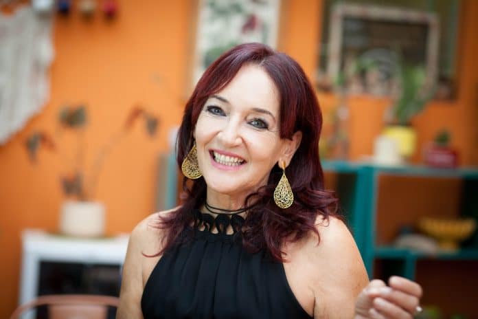 Regina Dias lança álbum ‘ReVistos’