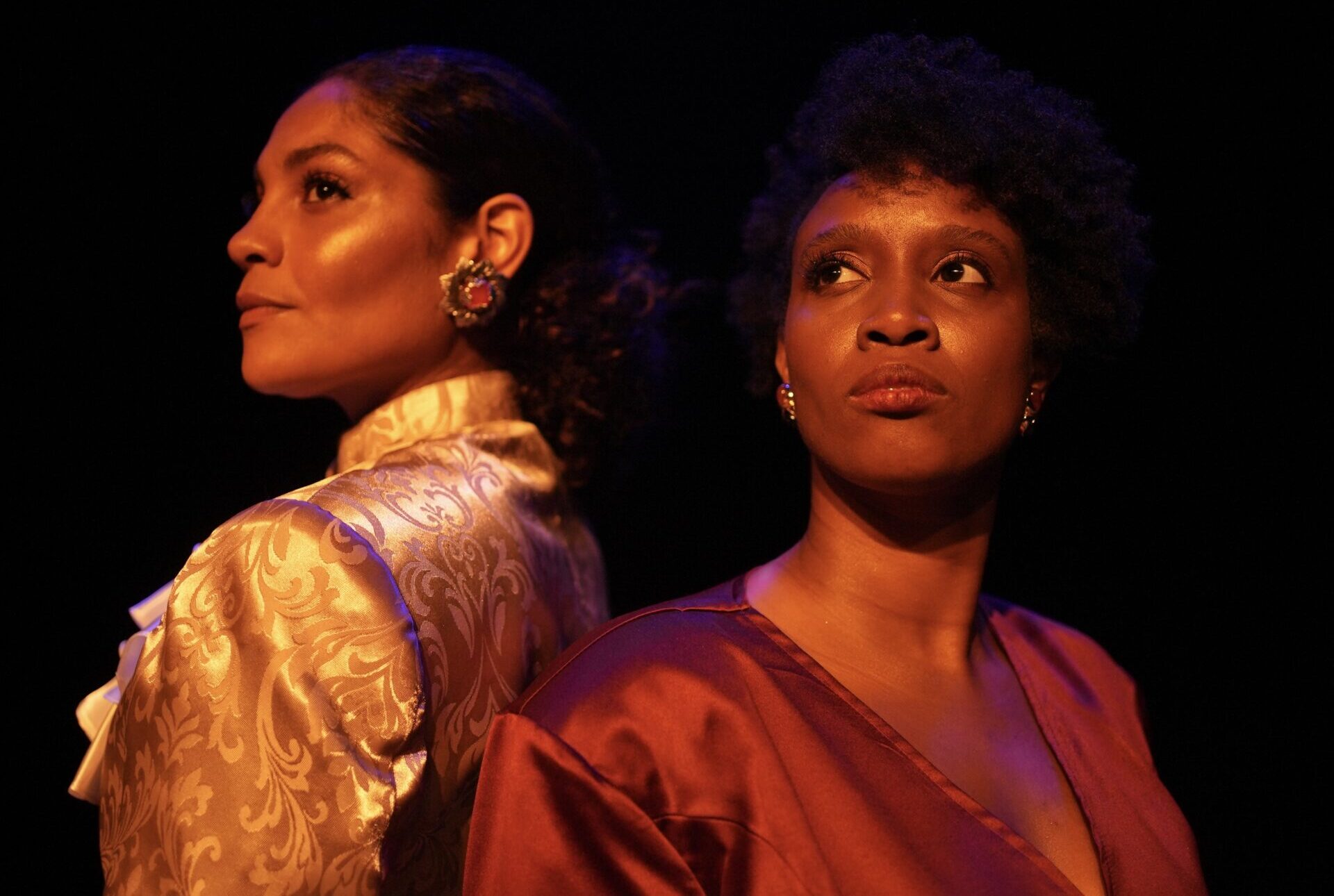 revistaprosaversoearte.com - Bárbara Reis e Ivy Souza estreiam Ruth & Léa no Sesc Pompeia