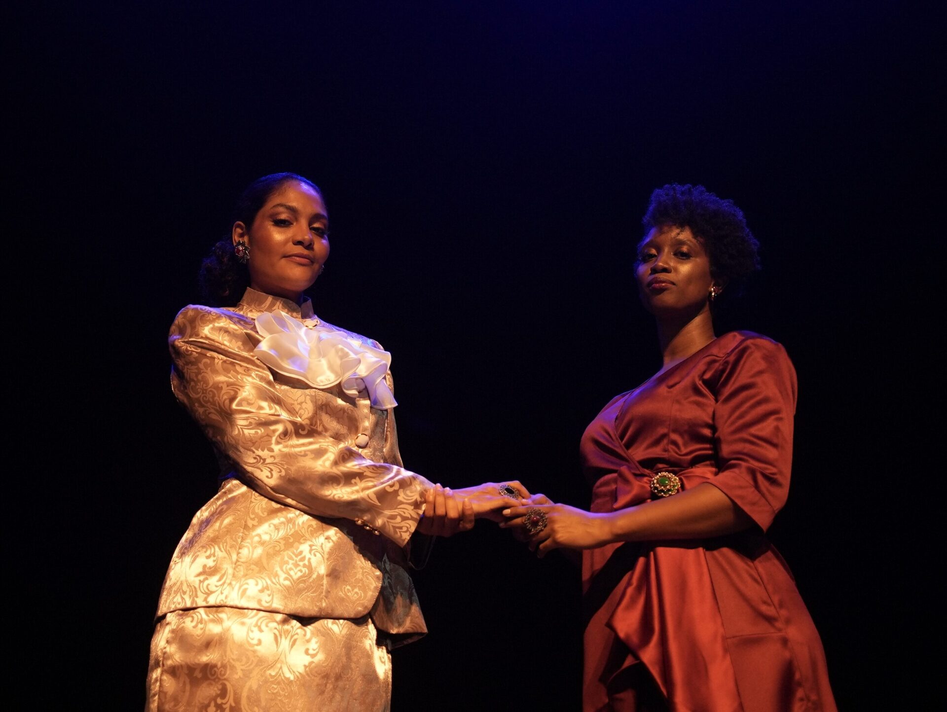 revistaprosaversoearte.com - Bárbara Reis e Ivy Souza estreiam Ruth & Léa no Sesc Pompeia