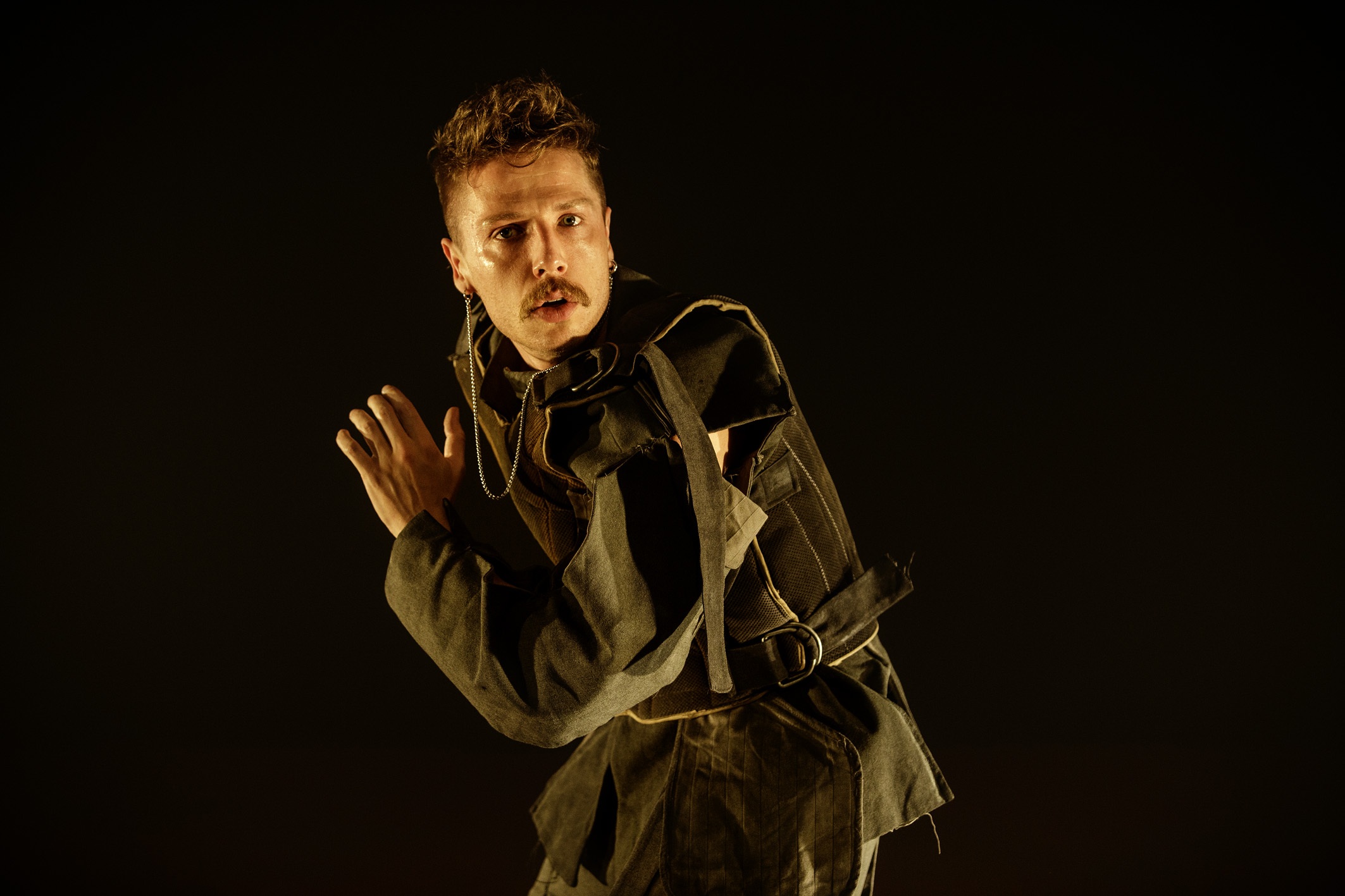 revistaprosaversoearte.com - Gerald Thomas e Cia. de &Oacute;pera Seca encenam 'Sabius, Os Moleques' no Teatro Raul Cortez &ndash; Sesc 14 Bis