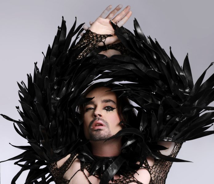 Johnny Hooker celebra uma década de “Eu Vou Fazer Uma Macumba Pra Te Amarrar, Maldito!” no Teatro Riachuelo Rio