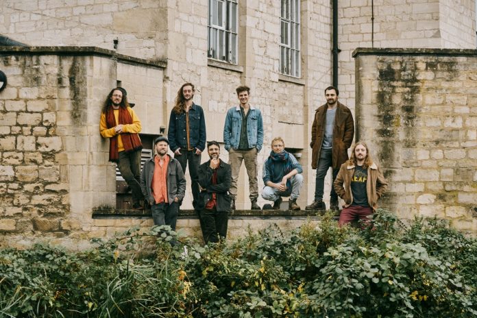 Soma Soma lança single ‘Laranjeiras’, unindo energia do samba carioca com toque psicodélico