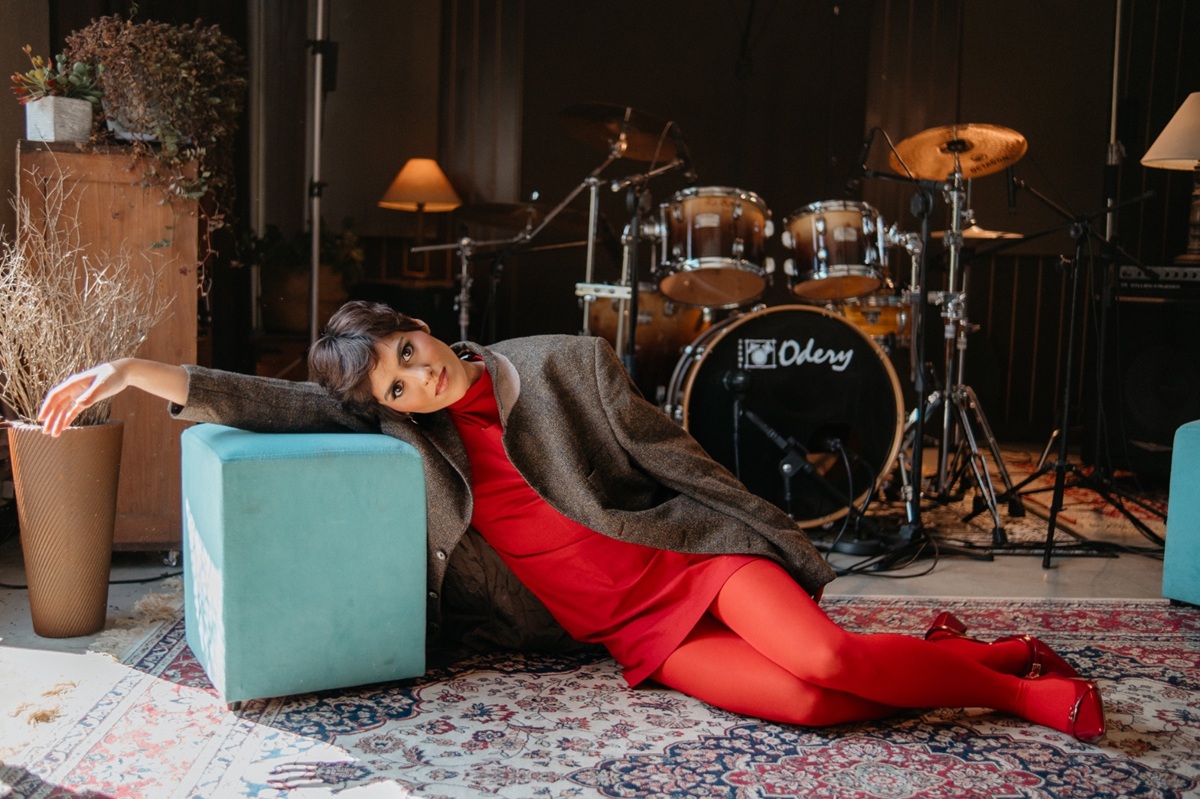 revistaprosaversoearte.com - Th&aacute;rsila lan&ccedil;a &aacute;lbum 'Rasante'