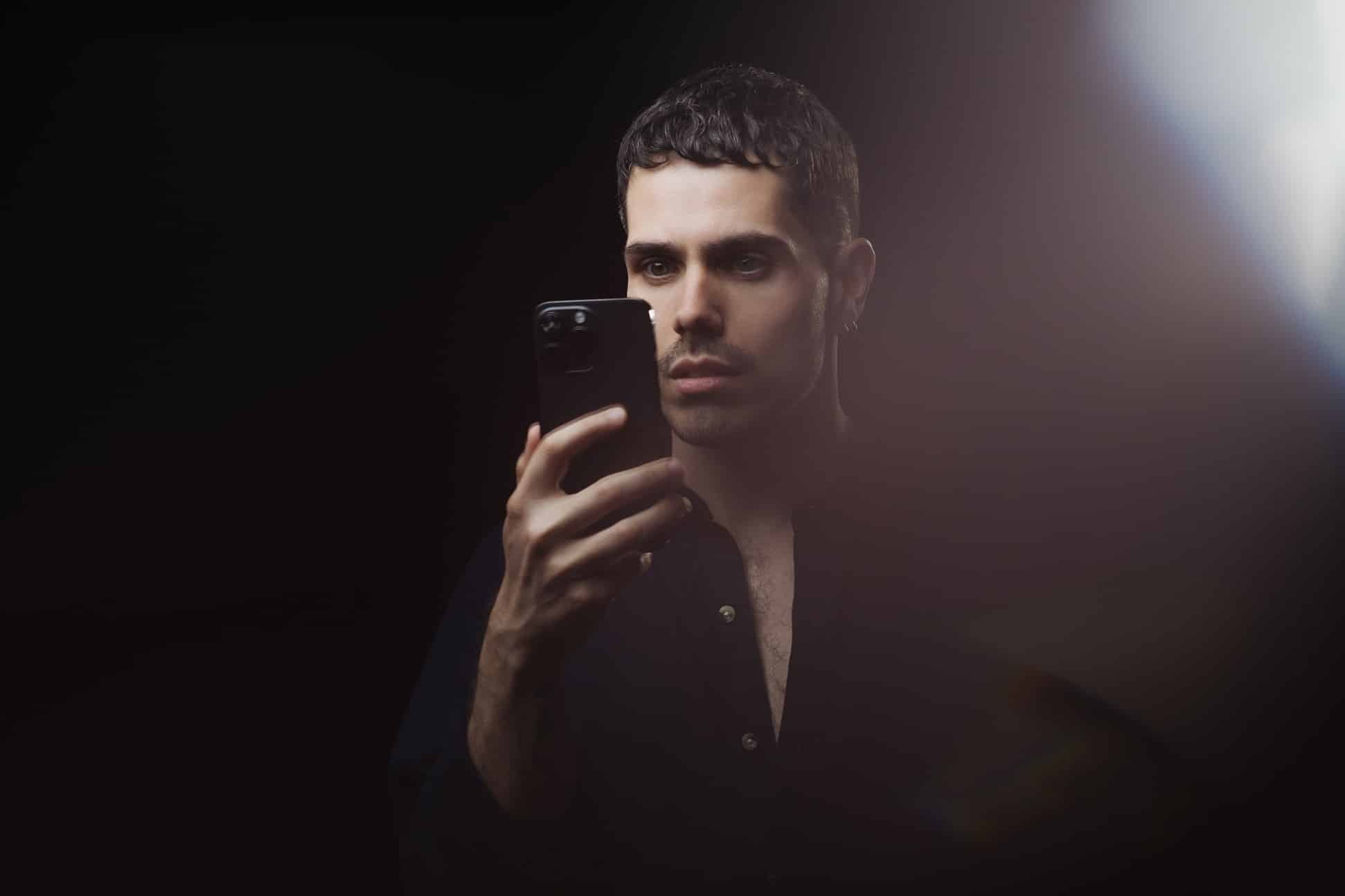 revistaprosaversoearte.com - In&eacute;dito no Brasil, Thriller queer Fuma&ccedil;a, do ingl&ecirc;s Alexis Gregory, estreia no &Aacute;gora Teatro