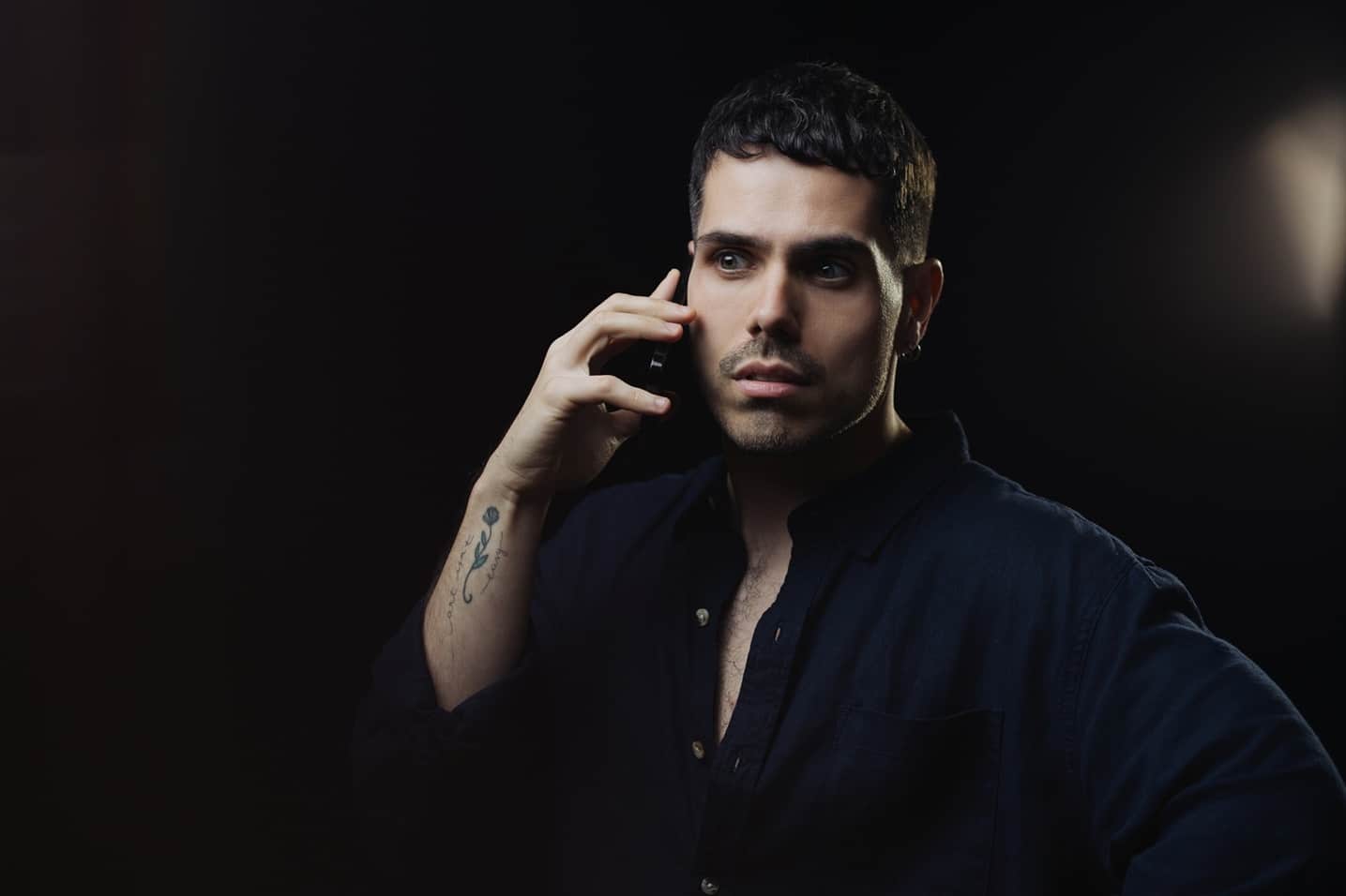 revistaprosaversoearte.com - In&eacute;dito no Brasil, Thriller queer Fuma&ccedil;a, do ingl&ecirc;s Alexis Gregory, estreia no &Aacute;gora Teatro
